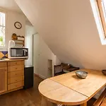 Veeve - Views To The Eighth Daire Paris